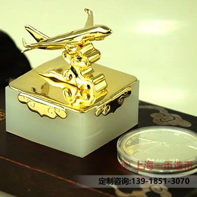 用纪念金币做的工艺品